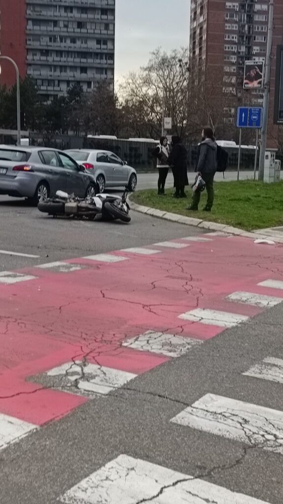 Beograd 08.03.2024. Saobraćajna nesreća, raskrsnica kod tržnog centra Ušće, ugao Bulevara Mihajla Pupina i Milentija Popvića, motociklista, automobil Foto: Nova.rs