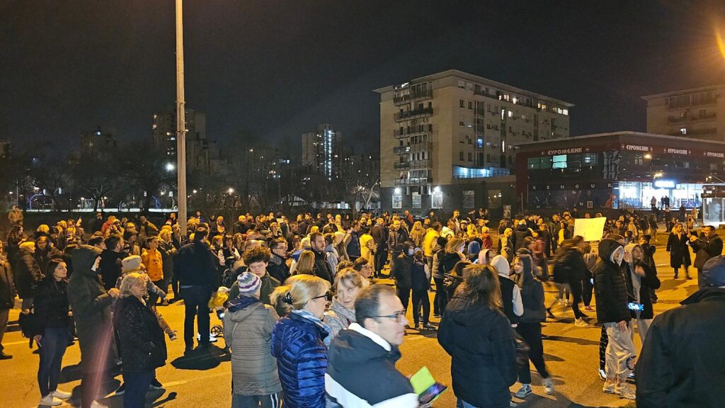 Beograd 17.02.2024. DRUŠTVO - Stanari novobeogradskih blokova koji se protive izgradnji stambenog objekta na zelenoj površini, večeras su po treći put blokirali ulicu Jurija Gagarina.  Foto: FoNet/Marko Dragoslavić