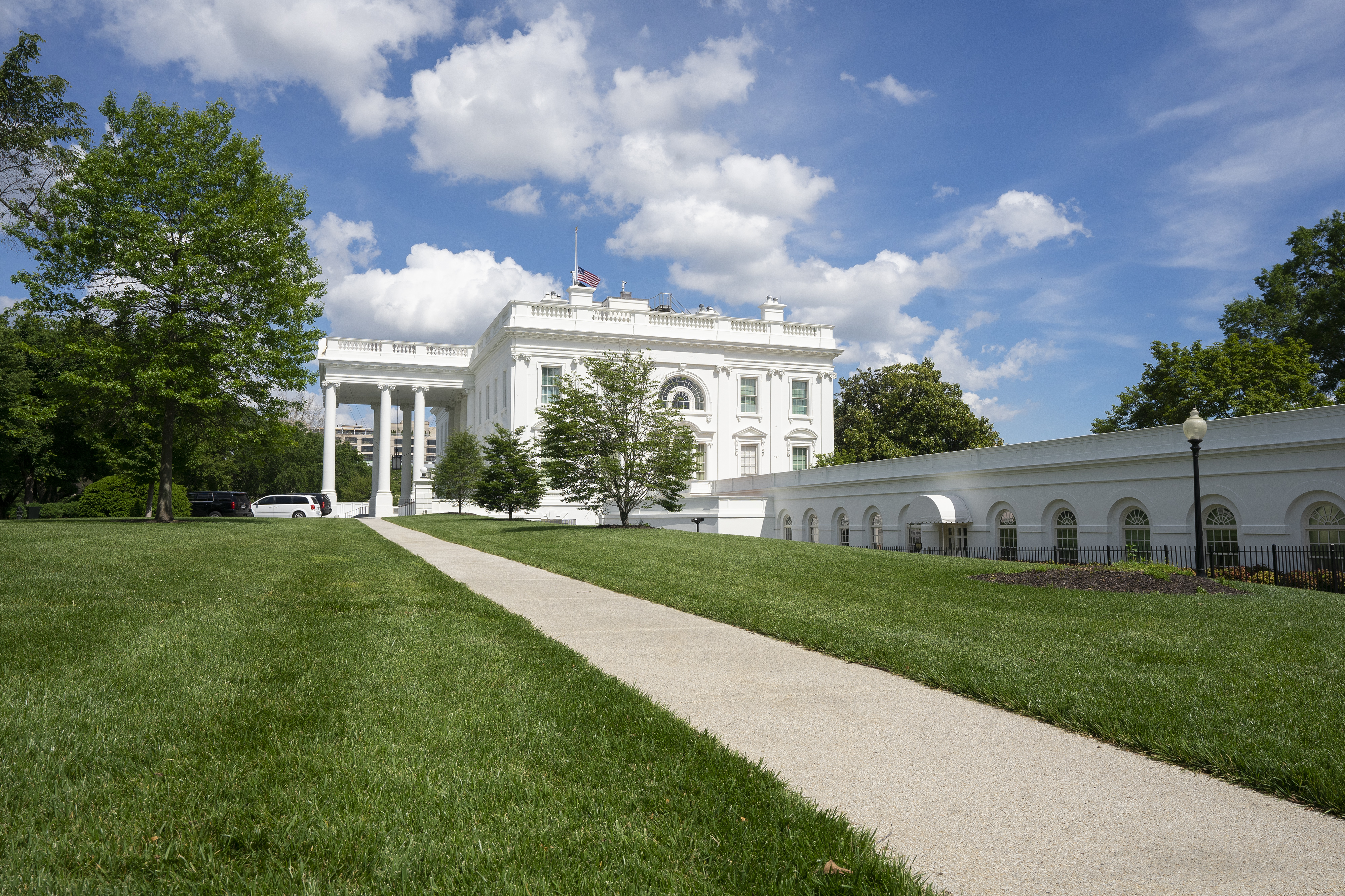 White House Exterior bela kuca