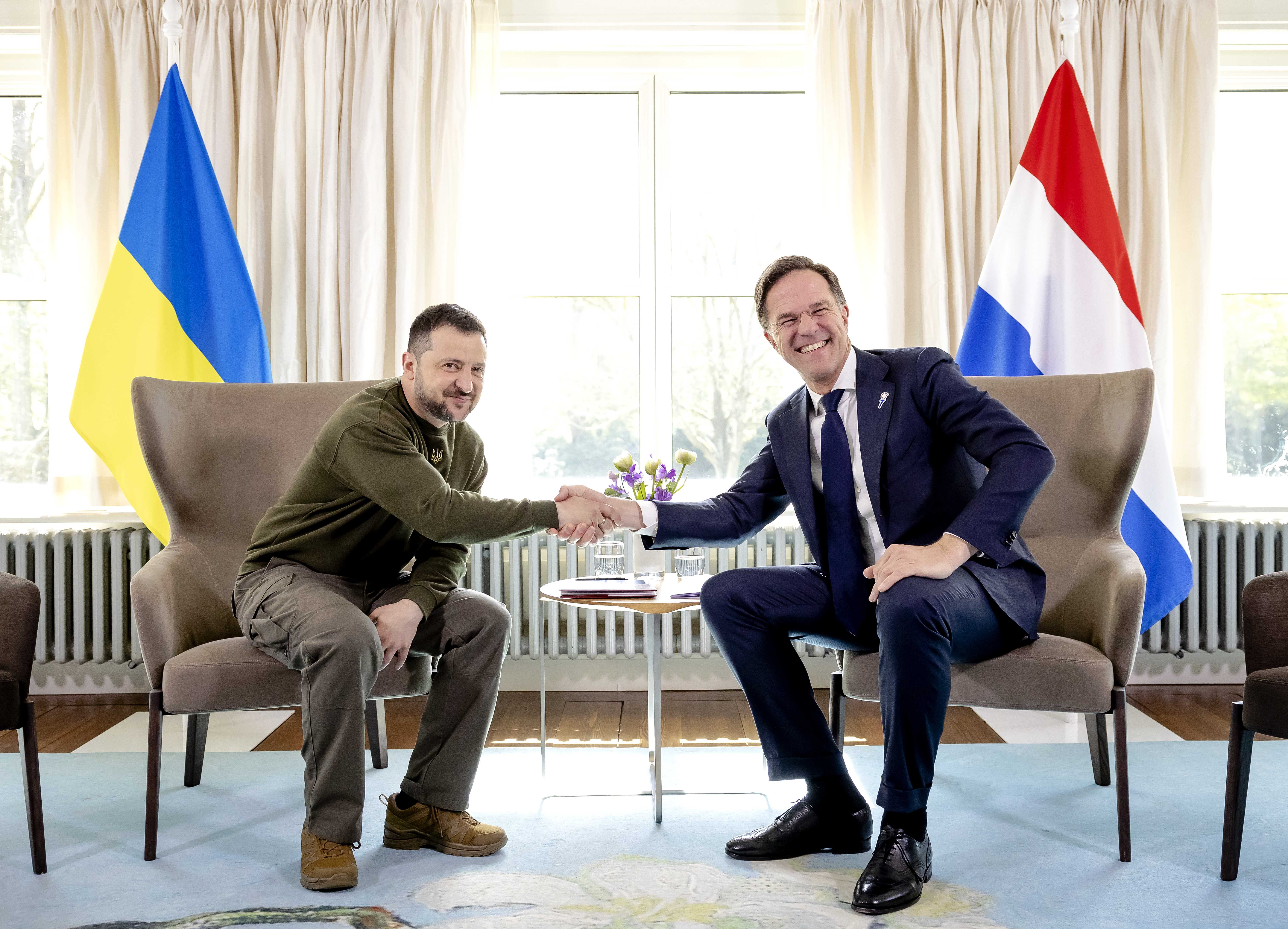 epa10608063 Dutch Prime Minister Mark Rutte (R) greets Ukrainian President Volodymyr Zelensky during his visit at the Catshuis in the Hague, the Netherlands, 04 May 2023.  EPA-EFE/Robin van Lonkhuijsen