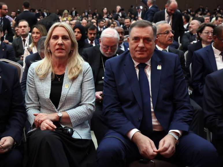 Antalija, 1. marta 2024. - fotografija niske rezolucije -  Predsednik Republike Srpske Milorad Dodik i srpski èlan Predsjednitva BiH eljka Cvijanoviæ na otvaranju treæeg Diplomatskog foruma u Antaliji. FOTO TANJUG/ FOTO SRNA/ NENAD STUPAR/ bg