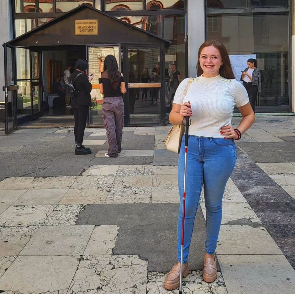 Aleksandra Romanov, studentkinja psihologije, izgubila vid nakon što je obolela od raka