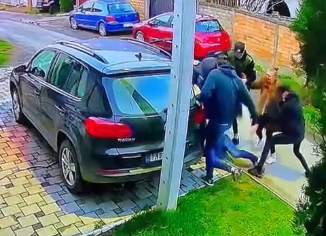 Inđija, Indjija, Grupa maskiranih napadača palicama prebila muškarca pred majkom i bebom