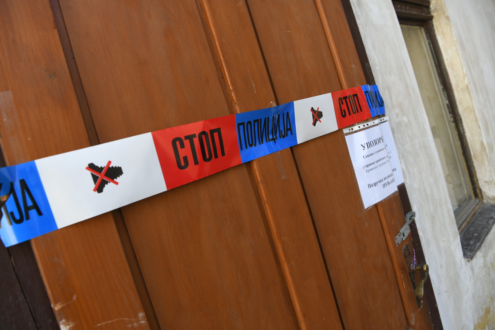 Zrenjanin 31. mart 2023. Kuća u kojoj su pronađena tela mladića i devojke u fazi raspadanja, mesto tragedije, zgrada, ulazna vrata, policijska traka Foto:Vesna Lalić/Nova.rs