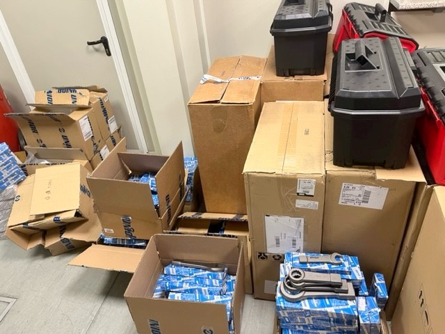 Batrovci, 14. mart 2024. Carinski službenici, u saradnji sa policijom, sprečili su pokušaj krijumčarenja ručnog alata u vrednosti od 17.300 evra na graničnom prelazu Batrovci, saopštila je danas Uprava carine. FOTO MINISTARSTVO FINANSIJA UPRAVA CARINA/bs