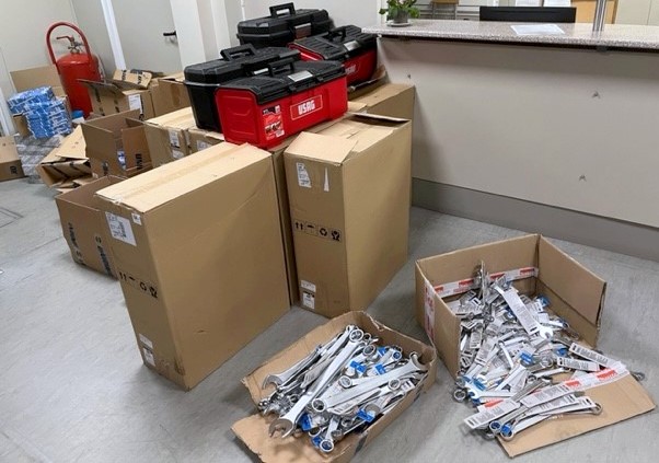 Batrovci, 14. mart 2024. Carinski službenici, u saradnji sa policijom, sprečili su pokušaj krijumčarenja ručnog alata u vrednosti od 17.300 evra na graničnom prelazu Batrovci, saopštila je danas Uprava carine. FOTO MINISTARSTVO FINANSIJA UPRAVA CARINA/bs