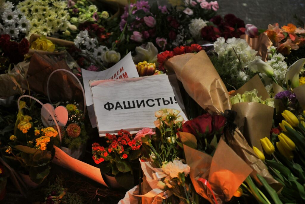 Beograd 01. mart 2024. Beogradjani pale svece i ostavljaju cvece povodom smrti i sahrane ruskog opozicionara Alekseja Navaljnog Foto:Goran Srdanov/Nova.rs