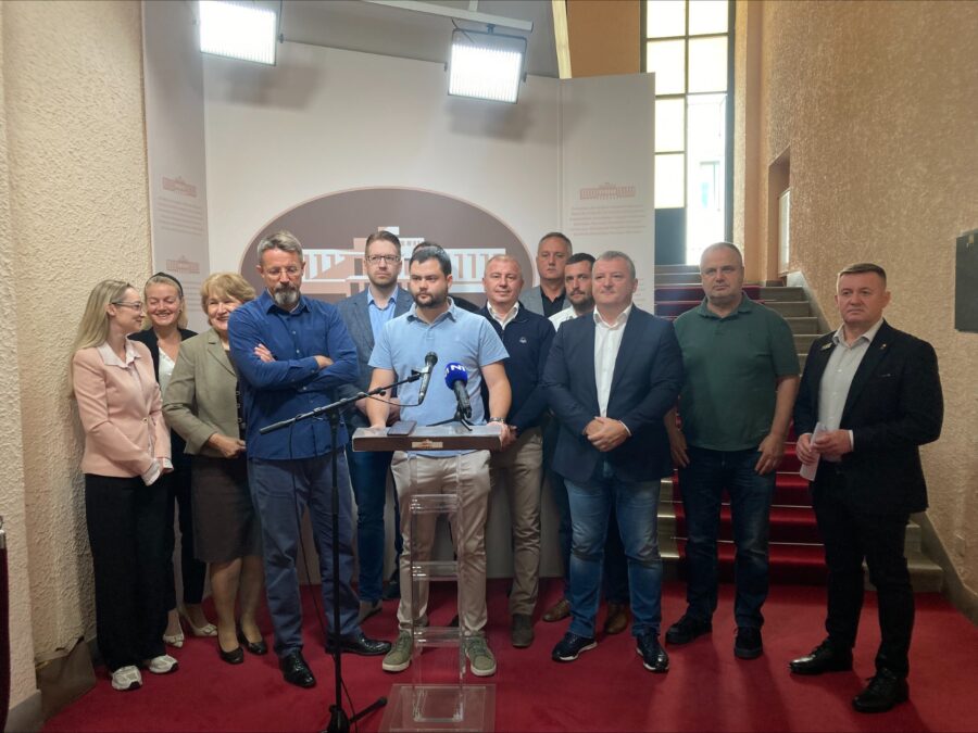 1726740407-opozicija-vojvodina-900x675