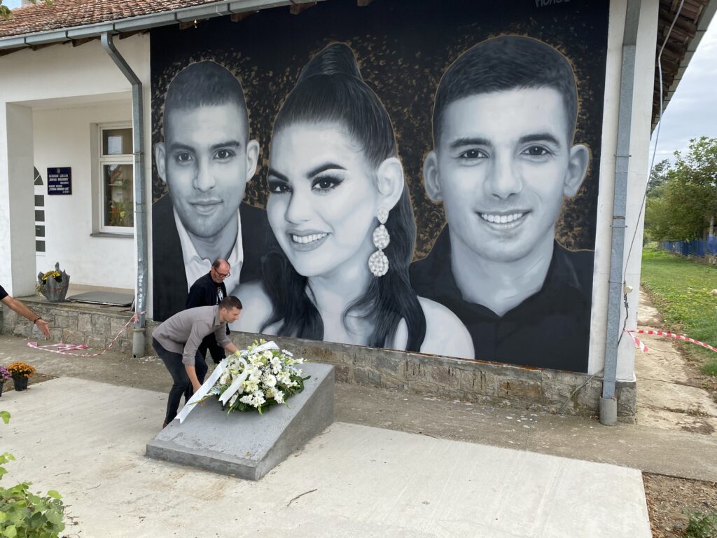 dubona Roditelji ubijenih učenica i učenika Osnovne škole „Vladislav Ribnikar“ posetili su porodice ubijenih mladih u Duboni i Malom Orašju