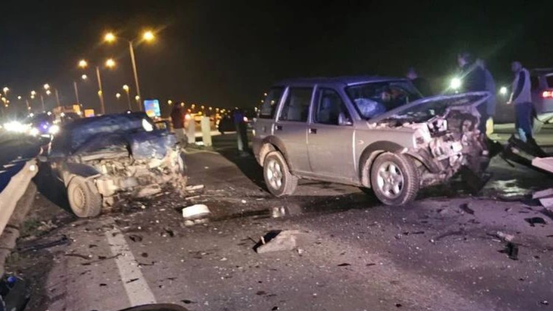 Saobraćajna nesreća, sudar. Teška nezgoda na Zrenjaninskom putu u Novom Sadu između petlje Istok i Kaća. Stvaraju se veliki zastoji.  Stanje učesnika nije poznato