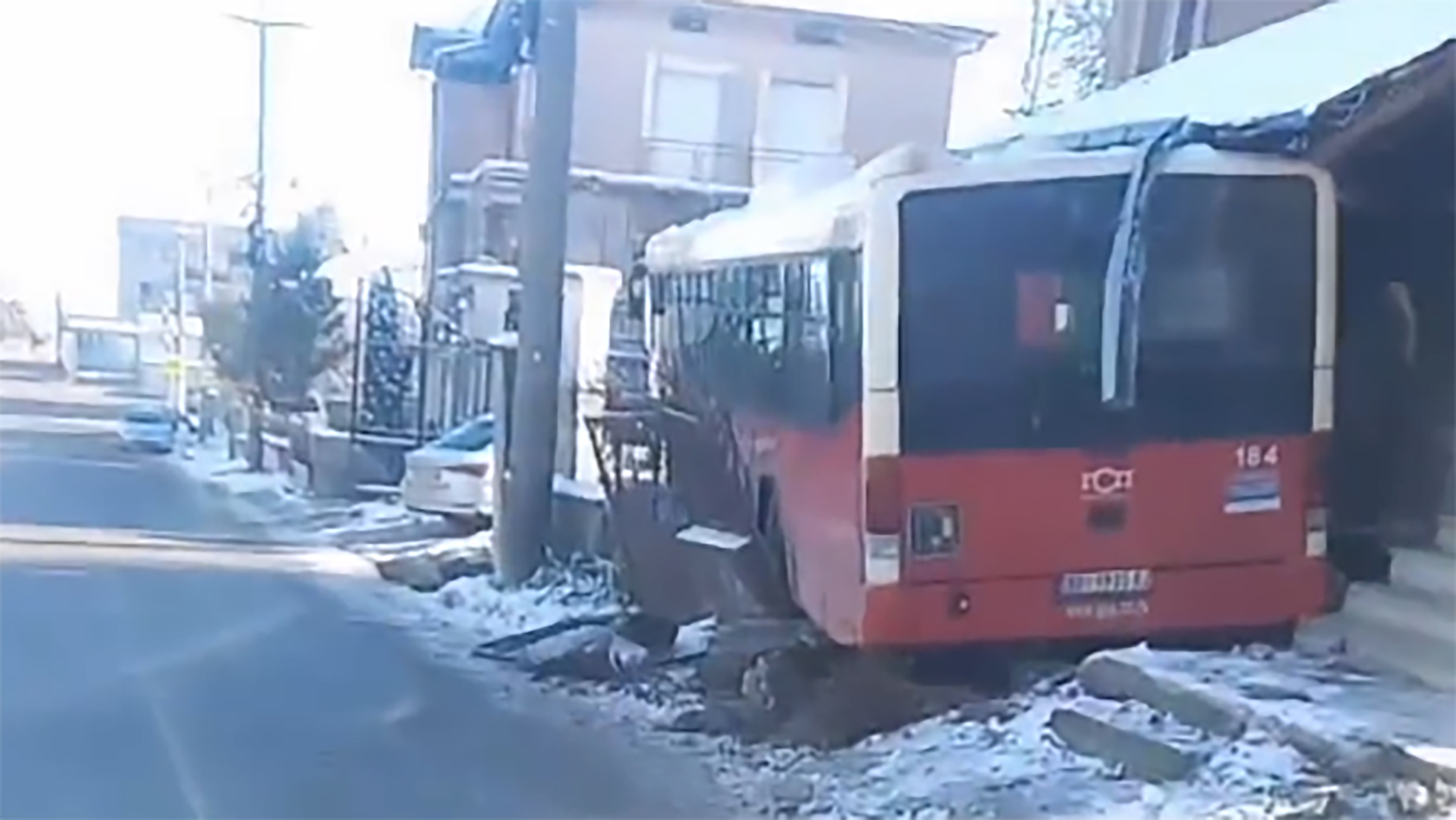 Zaklopača autobus nesreca uleteo u dvoriste