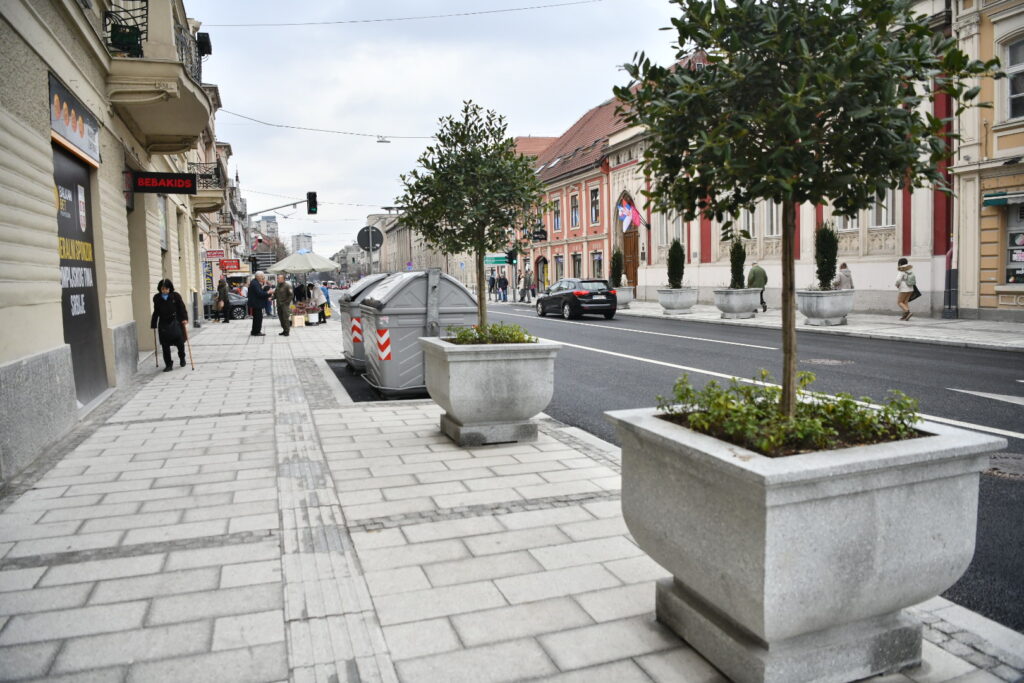 Beograd 08.03.2024. Zemun, Glavna ulica, renovirana Glavna ulica, šahtovi postavjeni u ravni sa asfaltom, šaht, kanalizacija, poklopac, ulica Foto: Vesna Lalić/Nova.rs