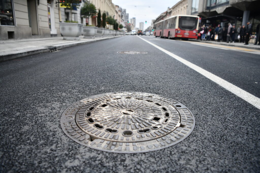 Beograd 08.03.2024. Zemun, Glavna ulica, renovirana Glavna ulica, šahtovi postavjeni u ravni sa asfaltom, šaht, kanalizacija, poklopac, ulica Foto: Vesna Lalić/Nova.rs