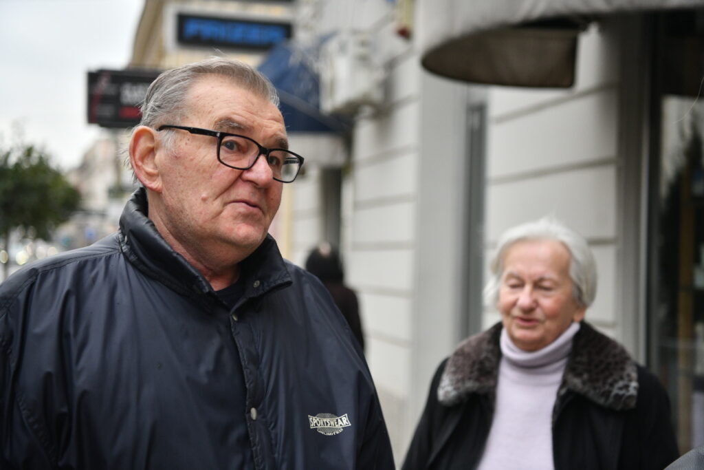 Beograd 08.03.2024. Zemun, Glavna ulica, renovirana Glavna ulica, šahtovi postavjeni u ravni sa asfaltom, šaht, kanalizacija, poklopac, ulica Foto: Vesna Lalić/Nova.rs