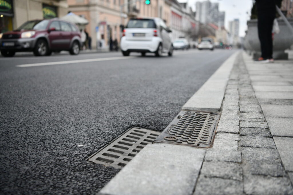 Beograd 08.03.2024. Zemun, Glavna ulica, renovirana Glavna ulica, šahtovi postavjeni u ravni sa asfaltom, šaht, kanalizacija, poklopac, ulica Foto: Vesna Lalić/Nova.rs