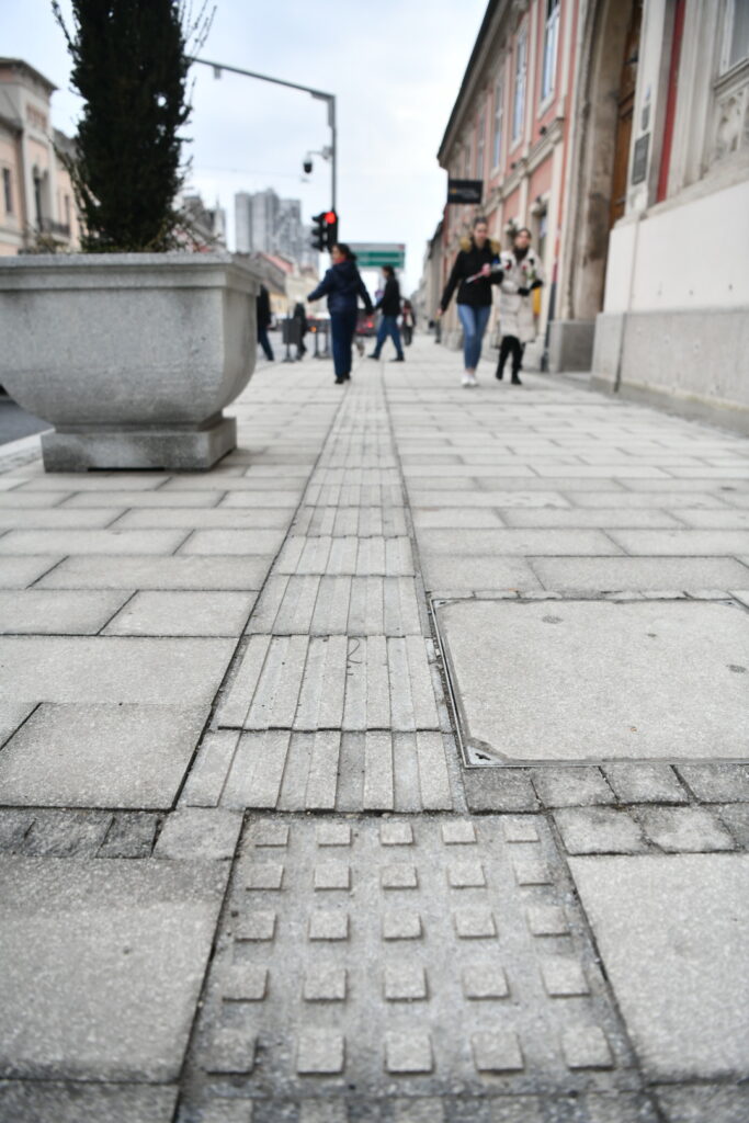Beograd 08.03.2024. Zemun, Glavna ulica, renovirana Glavna ulica, šahtovi postavjeni u ravni sa asfaltom, šaht, kanalizacija, poklopac, ulica Foto: Vesna Lalić/Nova.rs
