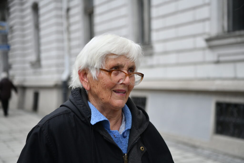 Beograd 08.03.2024. Zemun, Glavna ulica, renovirana Glavna ulica, šahtovi postavjeni u ravni sa asfaltom, šaht, kanalizacija, poklopac, ulica Foto: Vesna Lalić/Nova.rs