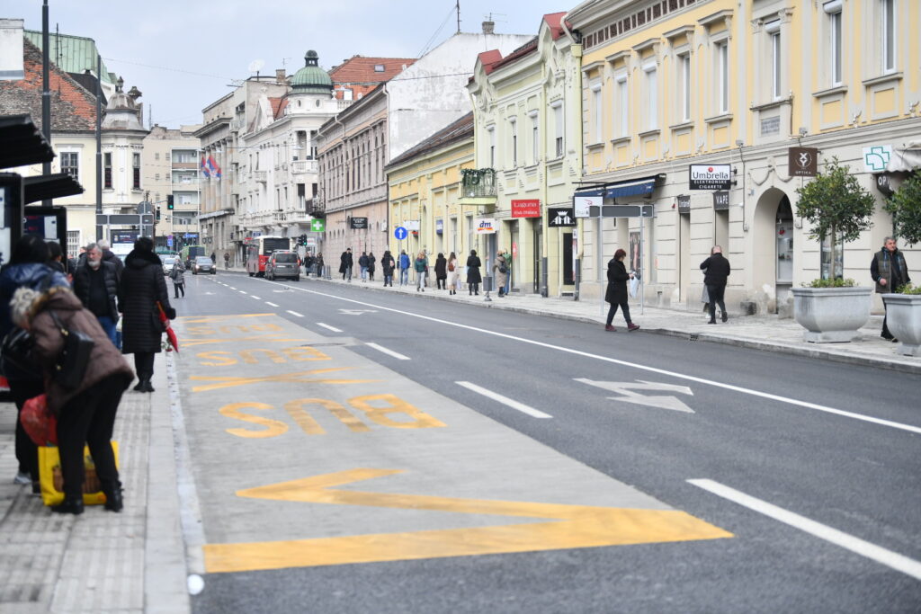 Beograd 08.03.2024. Zemun, Glavna ulica, renovirana Glavna ulica, šahtovi postavjeni u ravni sa asfaltom, šaht, kanalizacija, poklopac, ulica Foto: Vesna Lalić/Nova.rs