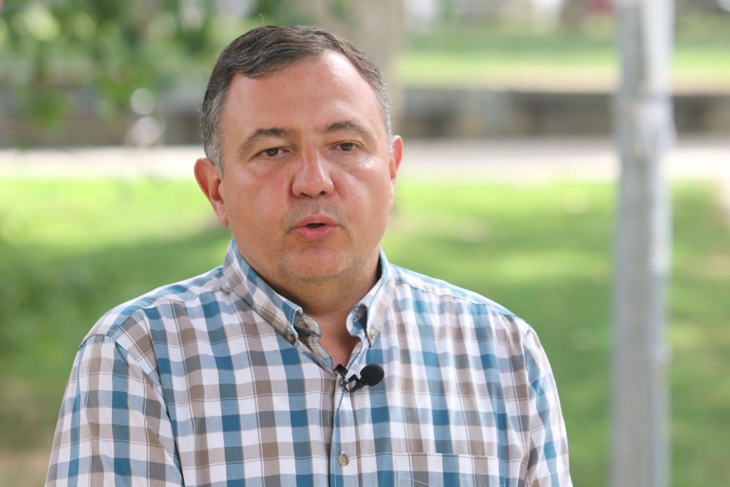 Mesto: BEOGRAD
Datum: Sun Jun 27 08:26:13 CEST 2021
Dogadjaj: EVROSERVIS/KVAKA 23 - izjava FoNetu poltičkog analitičara Dragomira Anđelkovića u okviru serijala Kvaka 23
Fotoreporter: Božana Pavlica
Ličnosti: Dragoljub Anđelković
Izvor: FoNet