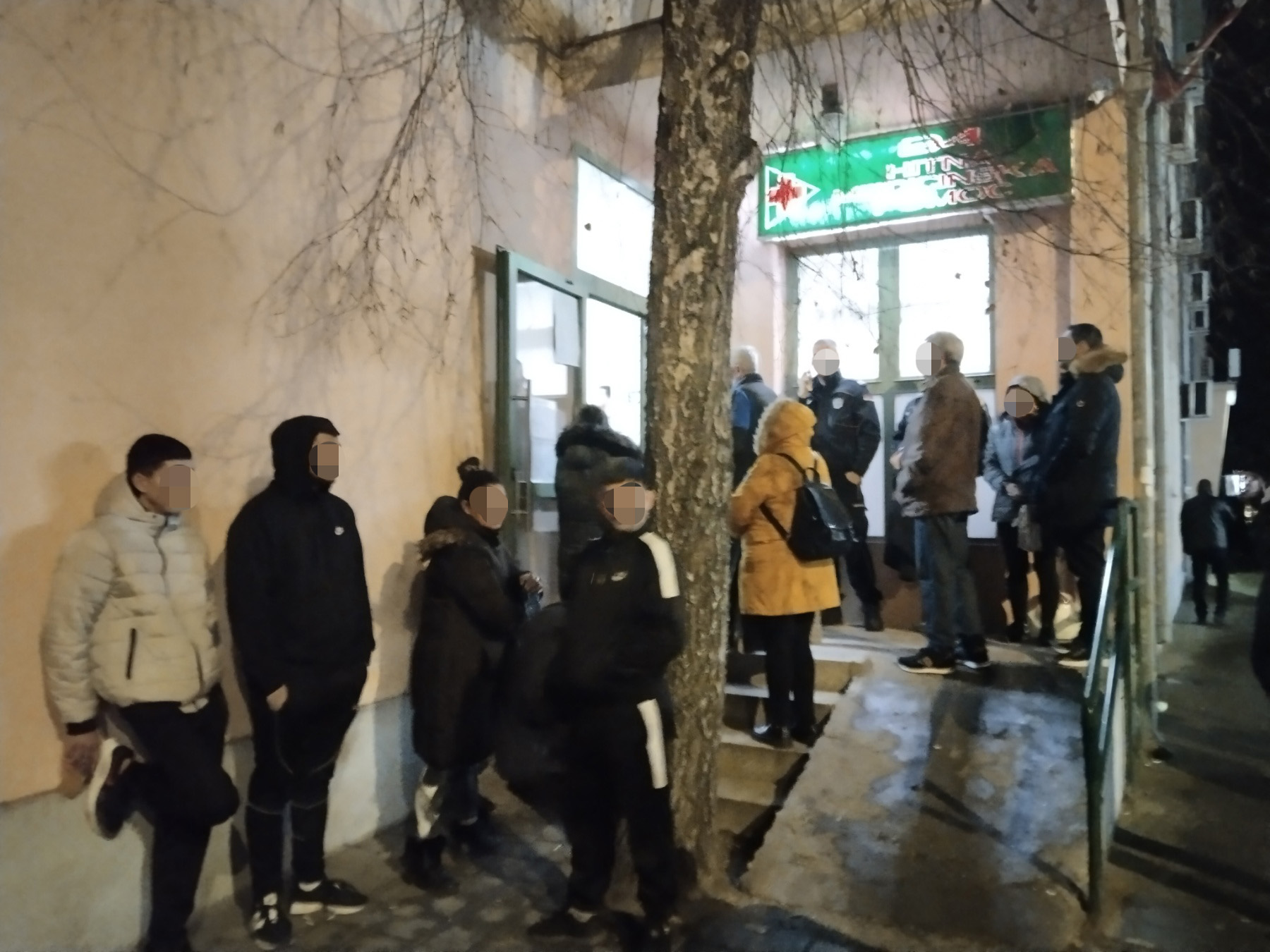 Aleksinac 17. januar 2024. Fabrika Magna trovanje radnika, radnici ispred Doma zdravlja Foto:Miljana Isailović/Nova.rs