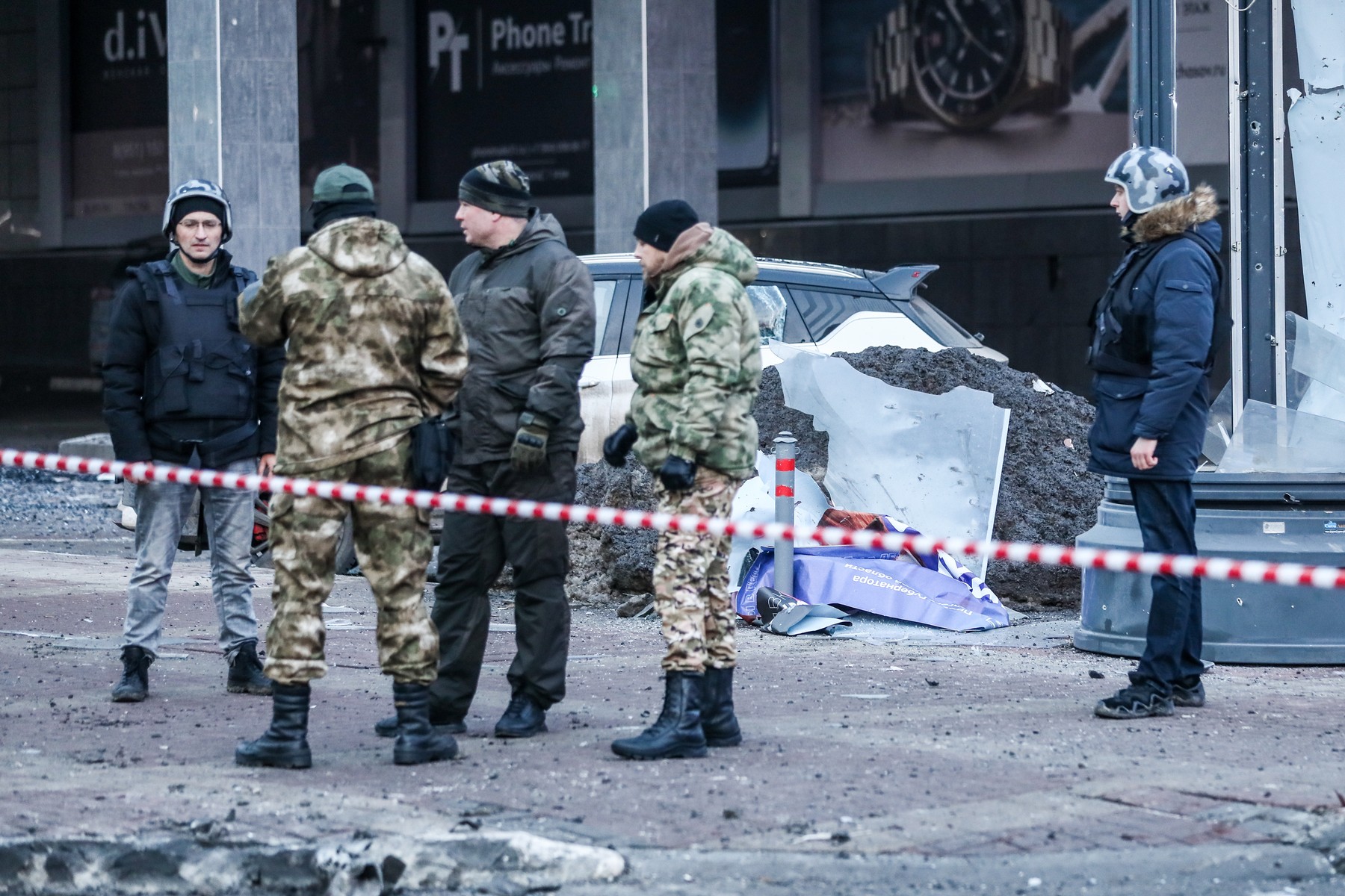 RUSSIA, BELGOROD - DECEMBER 30, 2023: Servicemen stand guard at the scene of a Ukrainian military strike. Pavel Kolyadin/TASS,Image: 833290593, License: Rights-managed, Restrictions: , Model Release: no, Credit line: Pavel Kolyadin / TASS / Profimedia