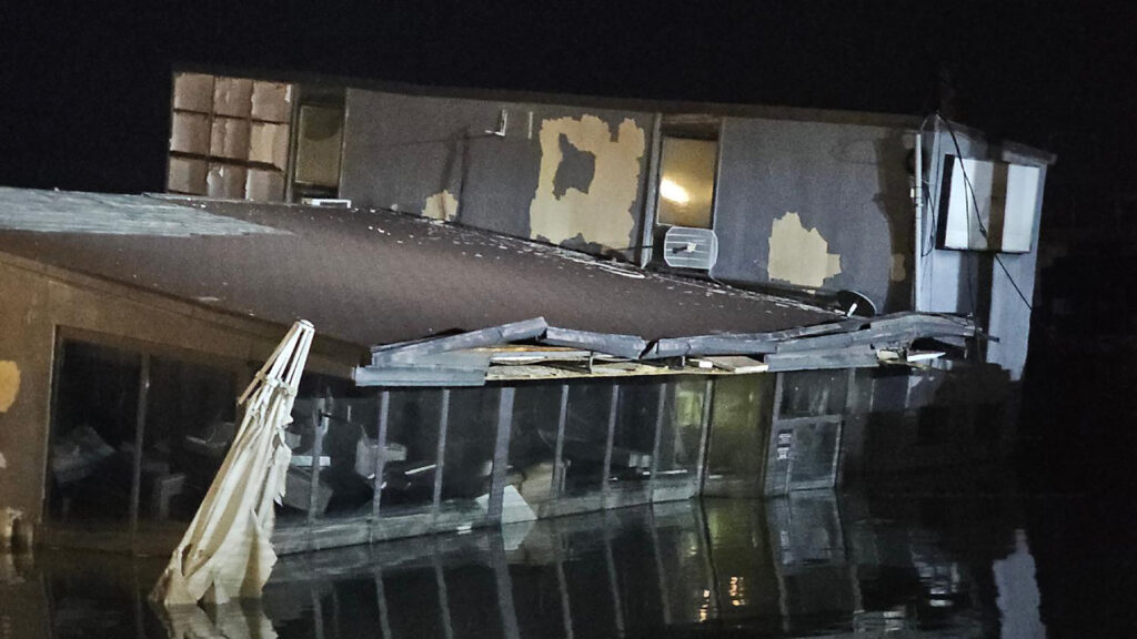 Mesto: Beograd
Datum: Thu Jan 18 18:55:13 CET 2024
Dogadjaj: DRUŠTVO - splav "Magic", koji se nalazi na 25. maju, potonuo je, a danas su na mestu potonuća ronioci koji pokušavaju uz pomoć krana da podignu splav
Fotoreporter: Marko Dragoslavić
Izvor: FoNet