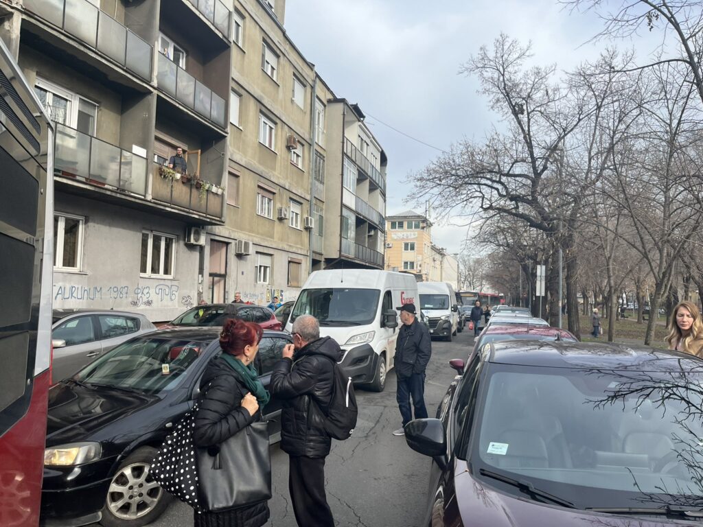 Zbog jednog bahatog vozača čitava okretnica na Keju u Zemunu je zablokirana.