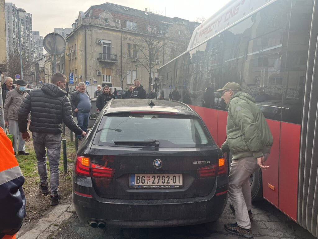 Zbog jednog bahatog vozača čitava okretnica na Keju u Zemunu je zablokirana.