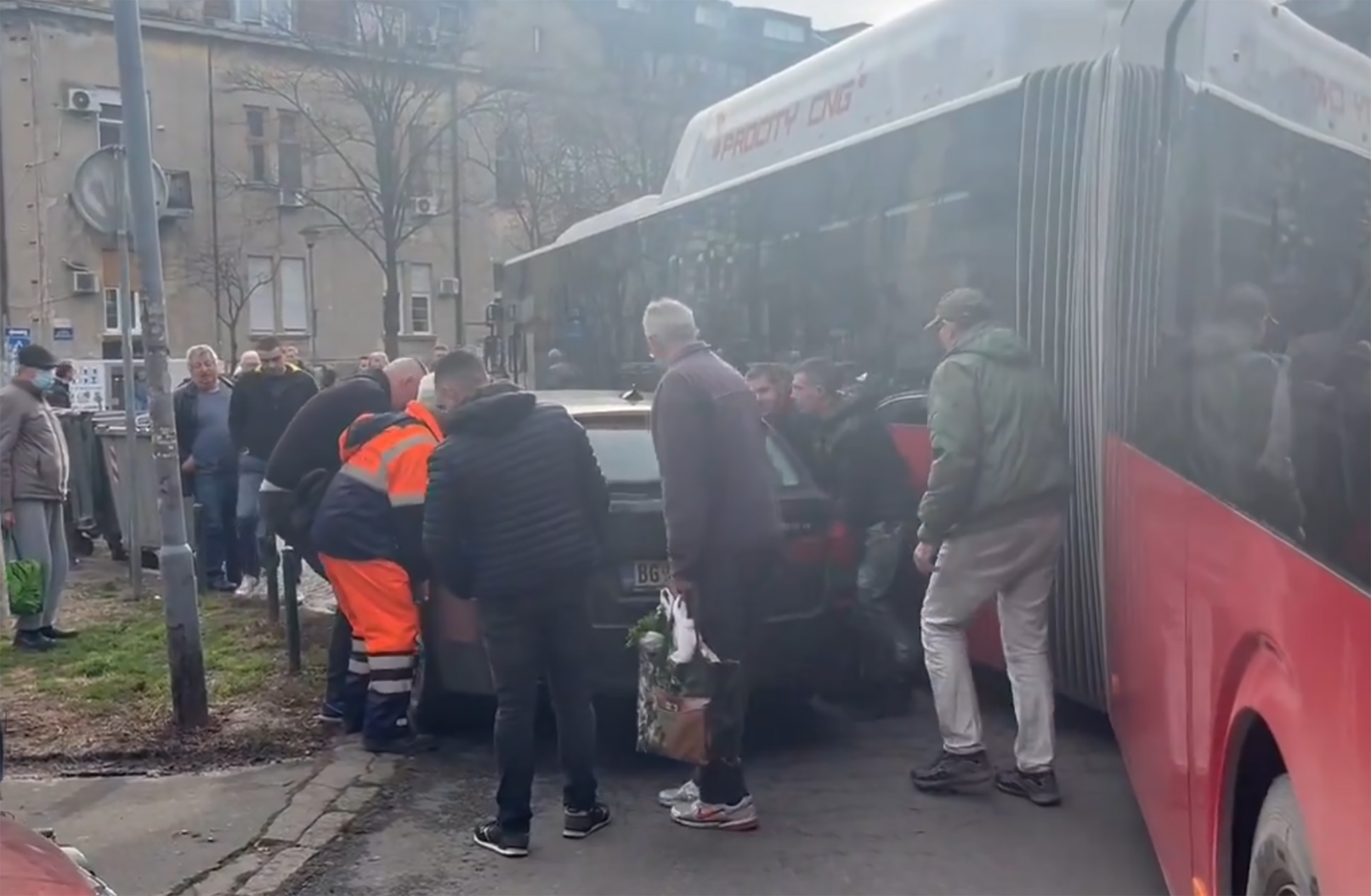 Zbog jednog bahatog vozača čitava okretnica na Keju u Zemunu je zablokirana.