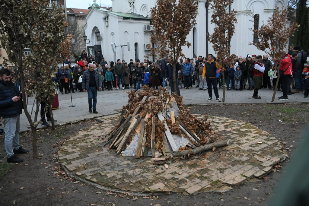 Beograd 06. januar 2024. Badnji dan, pripreme kod Hrama Svetog Save za paljenje badnjaka Foto:Amir Hamzagić/Nova.rs