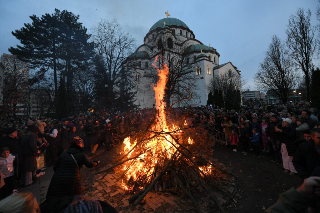 Beograd 06. januar 2024. Badnji dan, pripreme kod Hrama Svetog Save za paljenje badnjaka Foto:Amir Hamzagić/Nova.rs