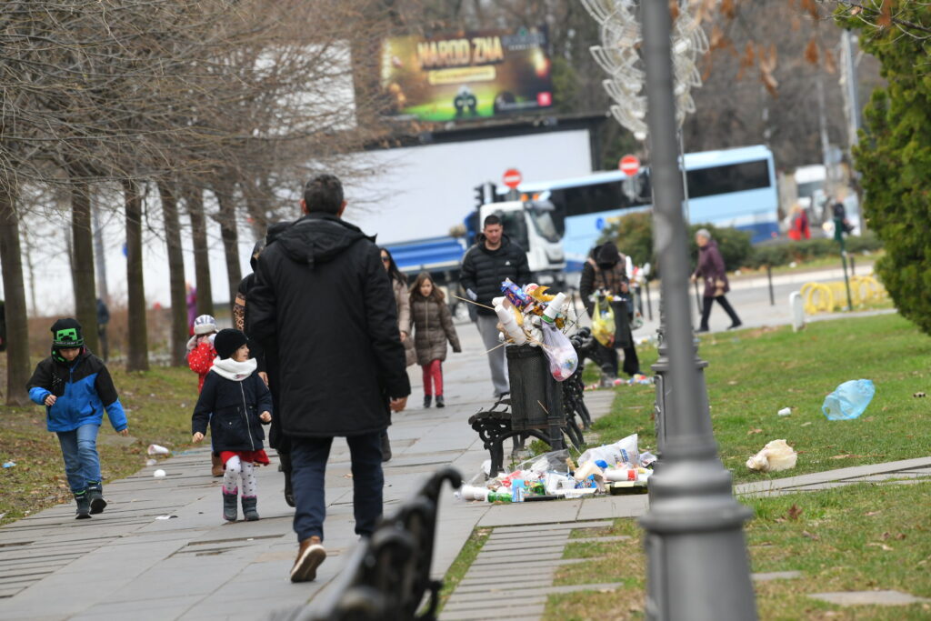 Beograd 07. januar 2023. Djubre ispred Hrama Svetog Save od sinoc posle Badnje veceri Foto:Amir Hamzagić/Nova.rs
