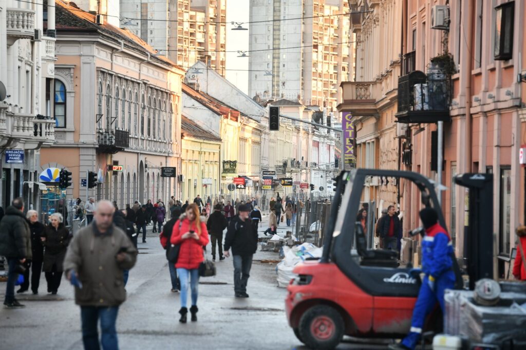 Beograd 04.01.2024. Topla zima, lepo vreme, vremenska prognoza, ljudi, zima, pokrivalica, ilustracija, fičer, Zemun, Glavna ulica, radovi, zatvorena ulica za saobraćaj Foto: Vesna Lalić/Nova.rs