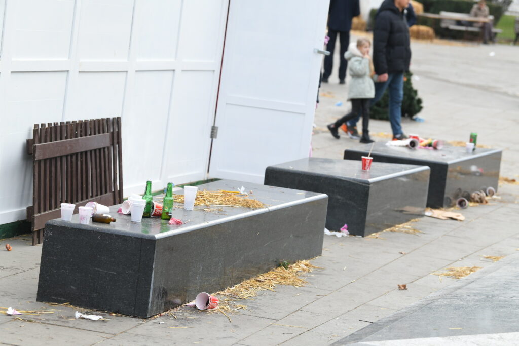 Beograd 07. januar 2023. Djubre ispred Hrama Svetog Save od sinoc posle Badnje veceri Foto:Amir Hamzagić/Nova.rs