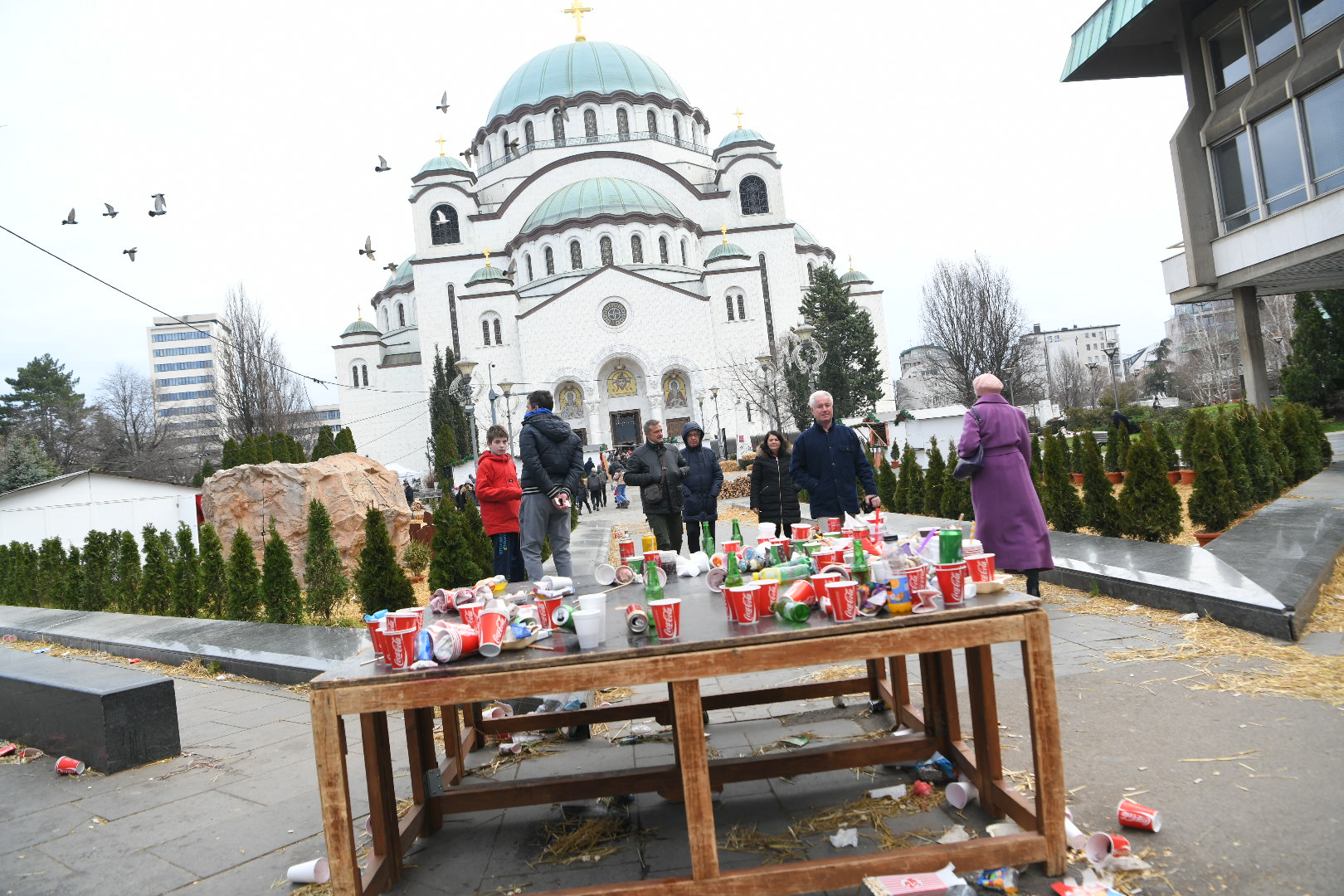 Beograd 07. januar 2023. Djubre ispred Hrama Svetog Save od sinoc posle Badnje veceri Foto:Amir Hamzagić/Nova.rs