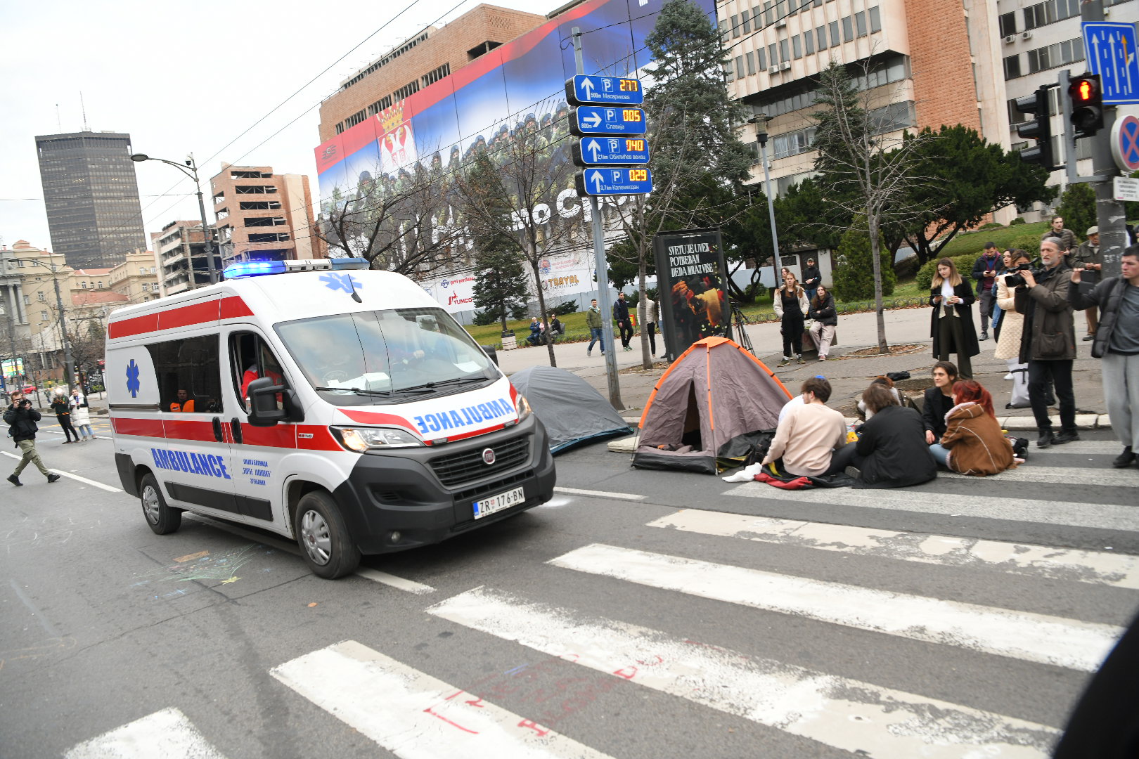 Beograd, 29.12.2023. Kneza Miloša,  Protest studenti. protest zbog izborne krađe, blokada ulice, 24 časovna blokada, hitna pomoć, propuštanje vozila Foto: Amir Hamzagić/Nova.rs