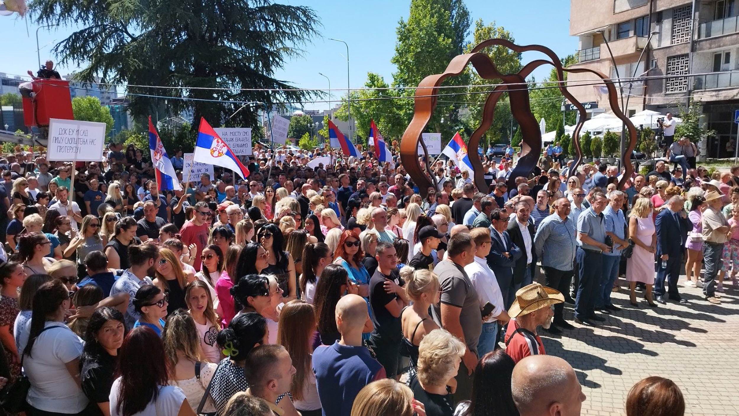 PROTEST U KOSOVSKOJ MITROVICI