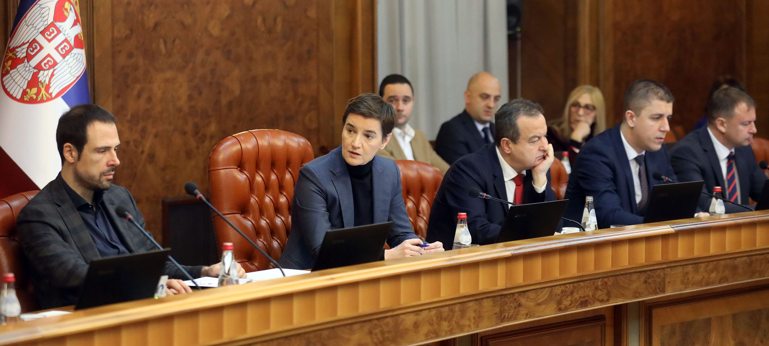Beograd, 14. decembra 2023.- Predsednica Vlade Repubike Srbije Ana Brnabić i prvi potpredsednik Vlade i ministar spoljnih poslova Ivica Dačić na sednici Vlade Republike Srbije.  FOTO TANJUG/ VLADA REPUBIKE SRBIJE/ SLOBODAN MILJEVIĆ/ bg