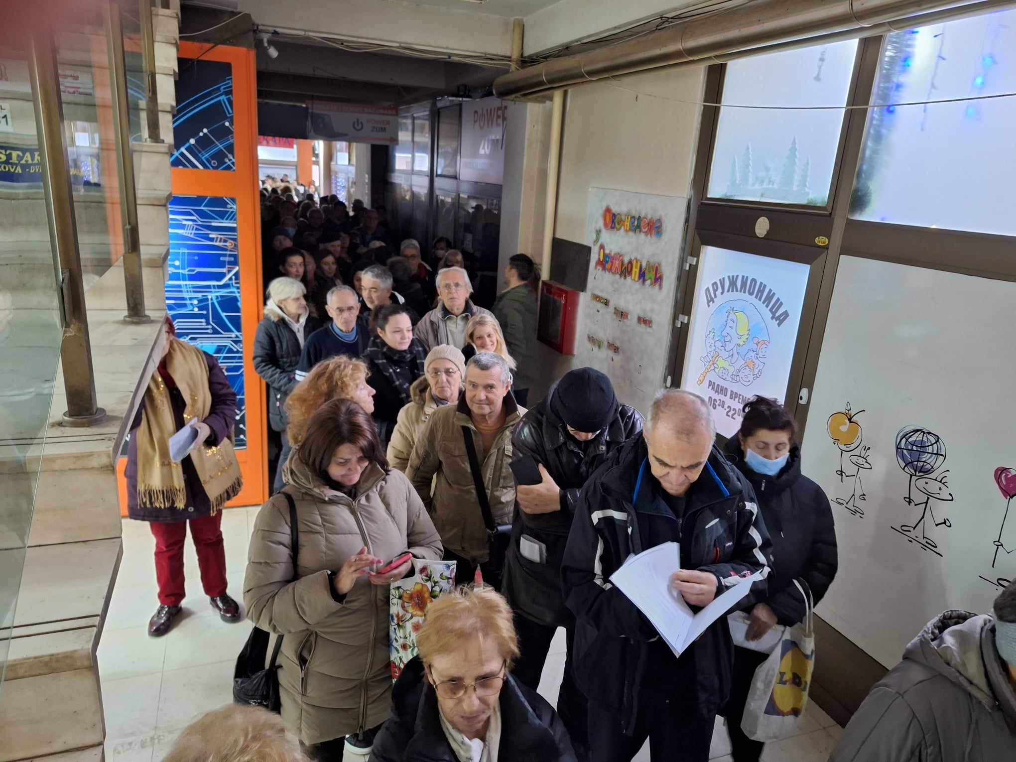 Kilometarski redovi ispred svih pošti u Nišu zbog prijave za vaučere, vaučeri, pošta