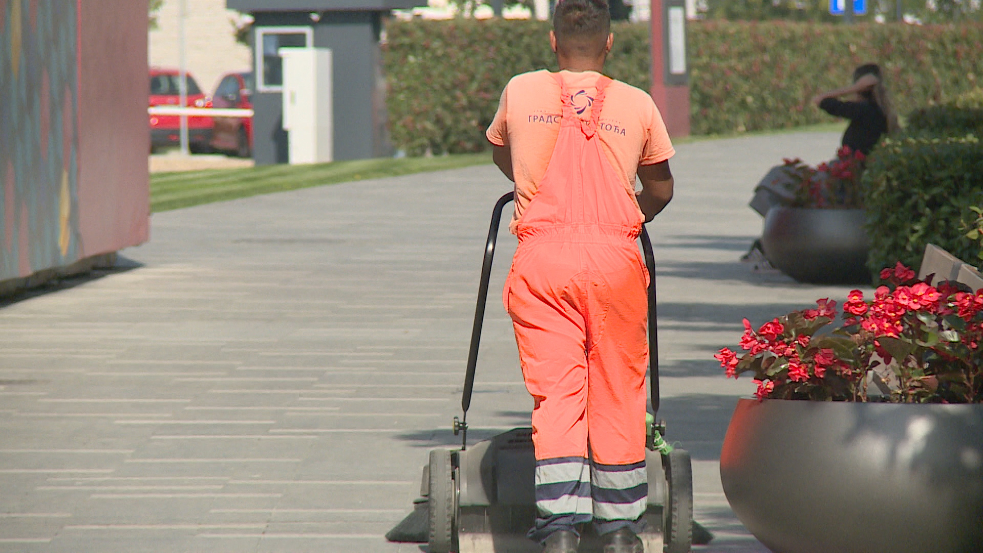 Ekipi N1, tokom snimanja priloga na javnoj površini, prišli su radnici obezbeđenja Beograda na vodi, navodeći da ne mogu da snimaju na tom mestu, u Hercegovačkoj ulici.