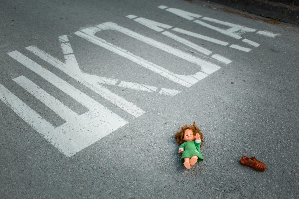 Ilustracija otmica dece, kidnapovanje deteta, lutkica, škola