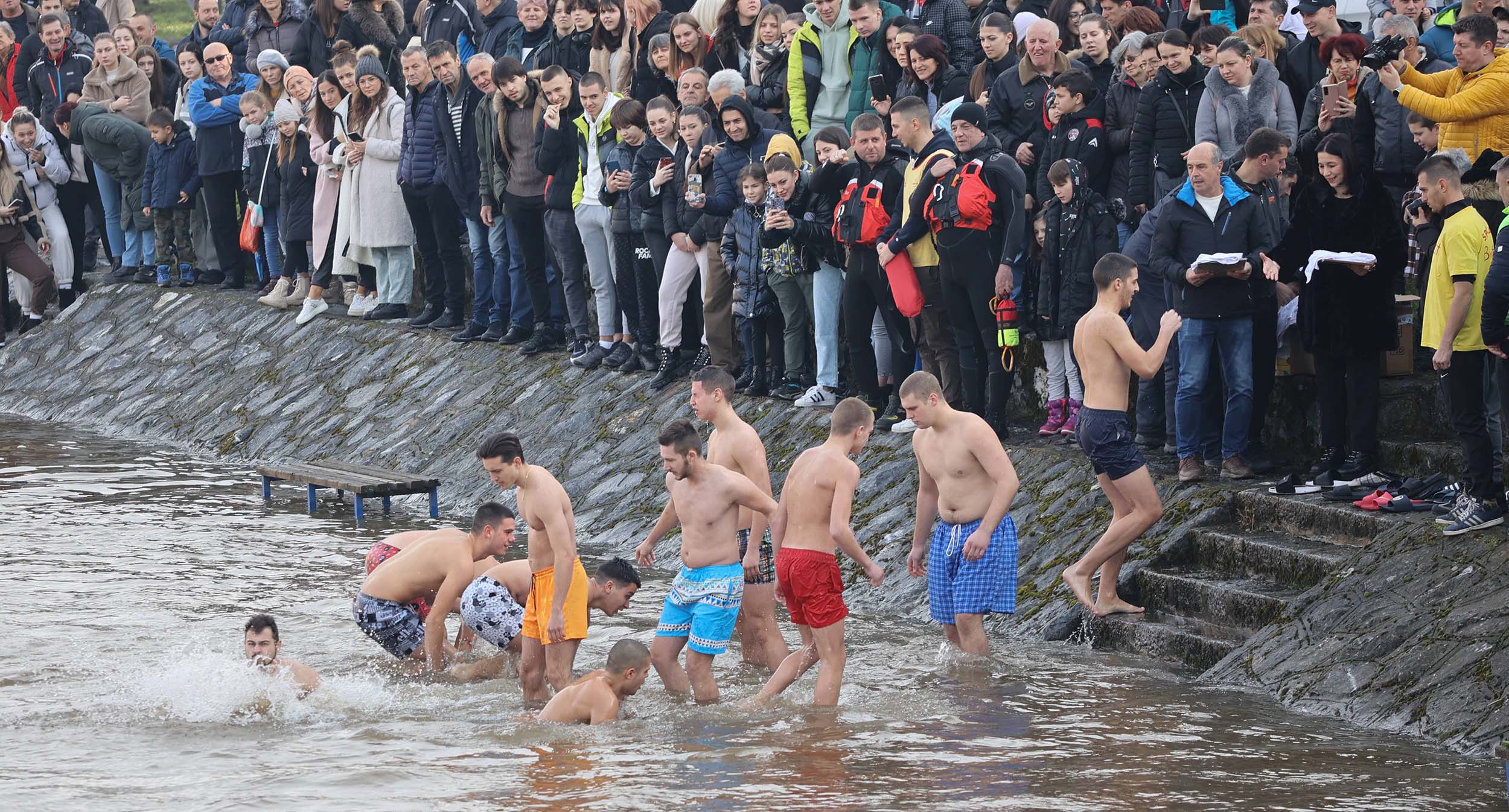 BOGOJAVLJENSKO PLIVANJE ZA CASNI KRST U UZICU
