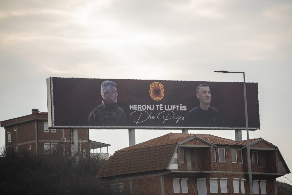 Kosovo i Metohija 25.03.2022. Bilbord, Hašim Tači i Kadri Veselji, Kadri Veseli. Put, auto put, autoput, od Kosovske Mitrovice do Peći Foto: Dragan Mujan/Nova.rs