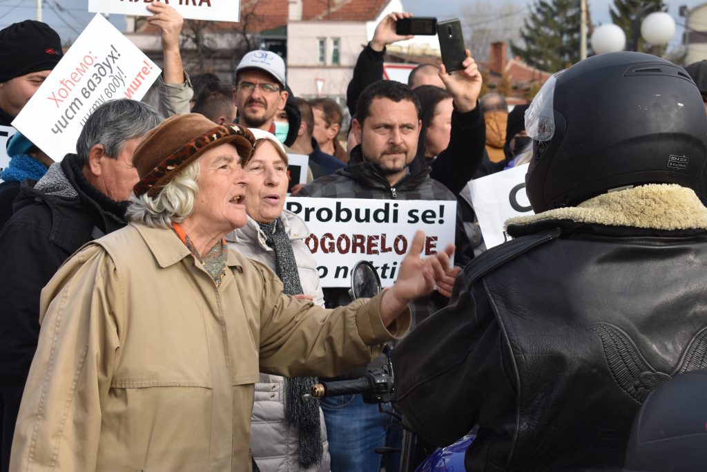 VRANJE - Motorom krenuo na protestantne, pocepao zastavu Srbije, protest, blokada