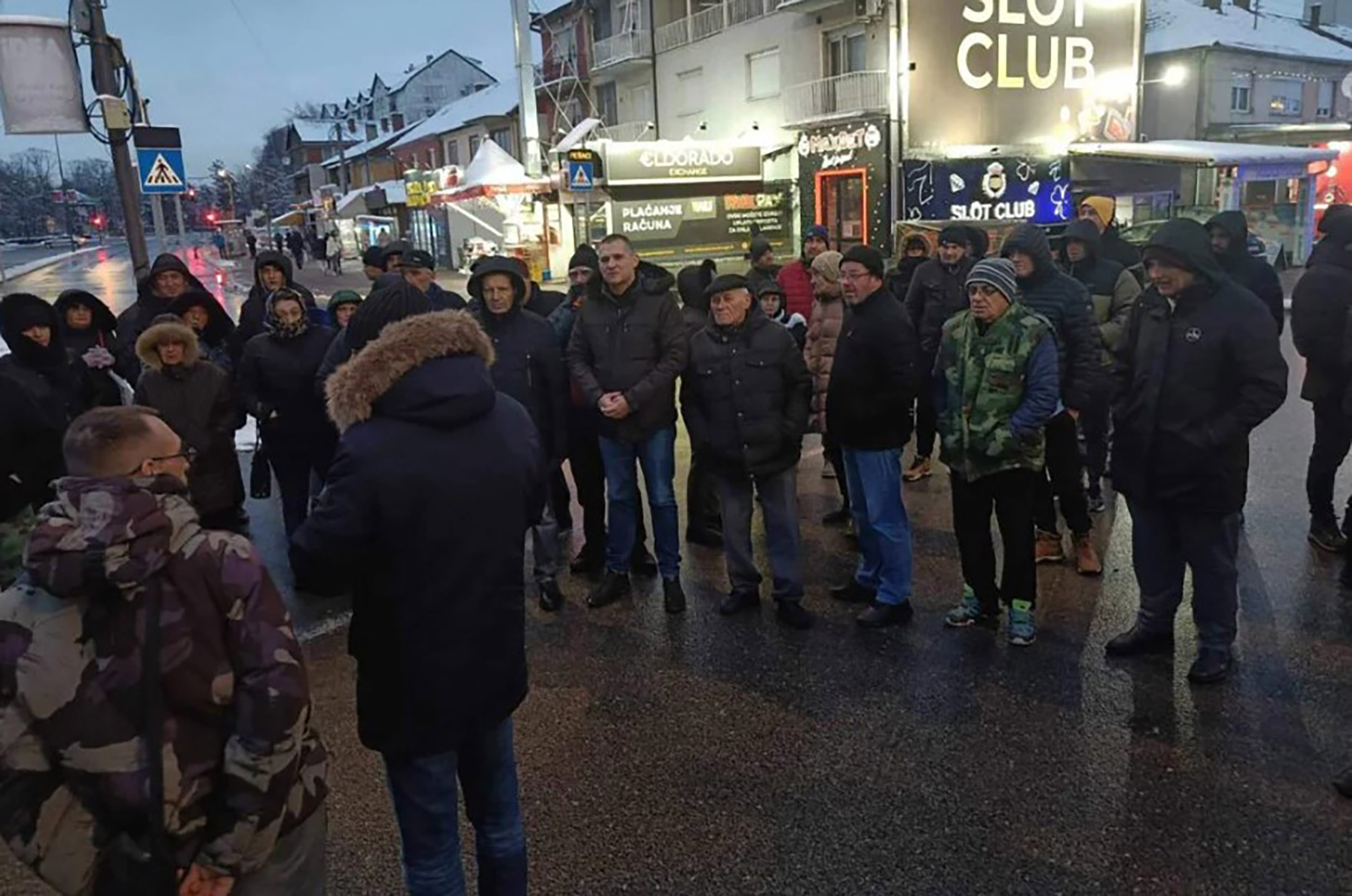 Nekoliko desetina građana naselja Delijski Vis ponovo su blokirali saobraćaj u Nišu, protestvujući zbog ugrožene bezbednosti usled čestih poplava u kućama i garažama uzrokovanim neasfaltiranim ulicama i nedostatkom kanalizacije.