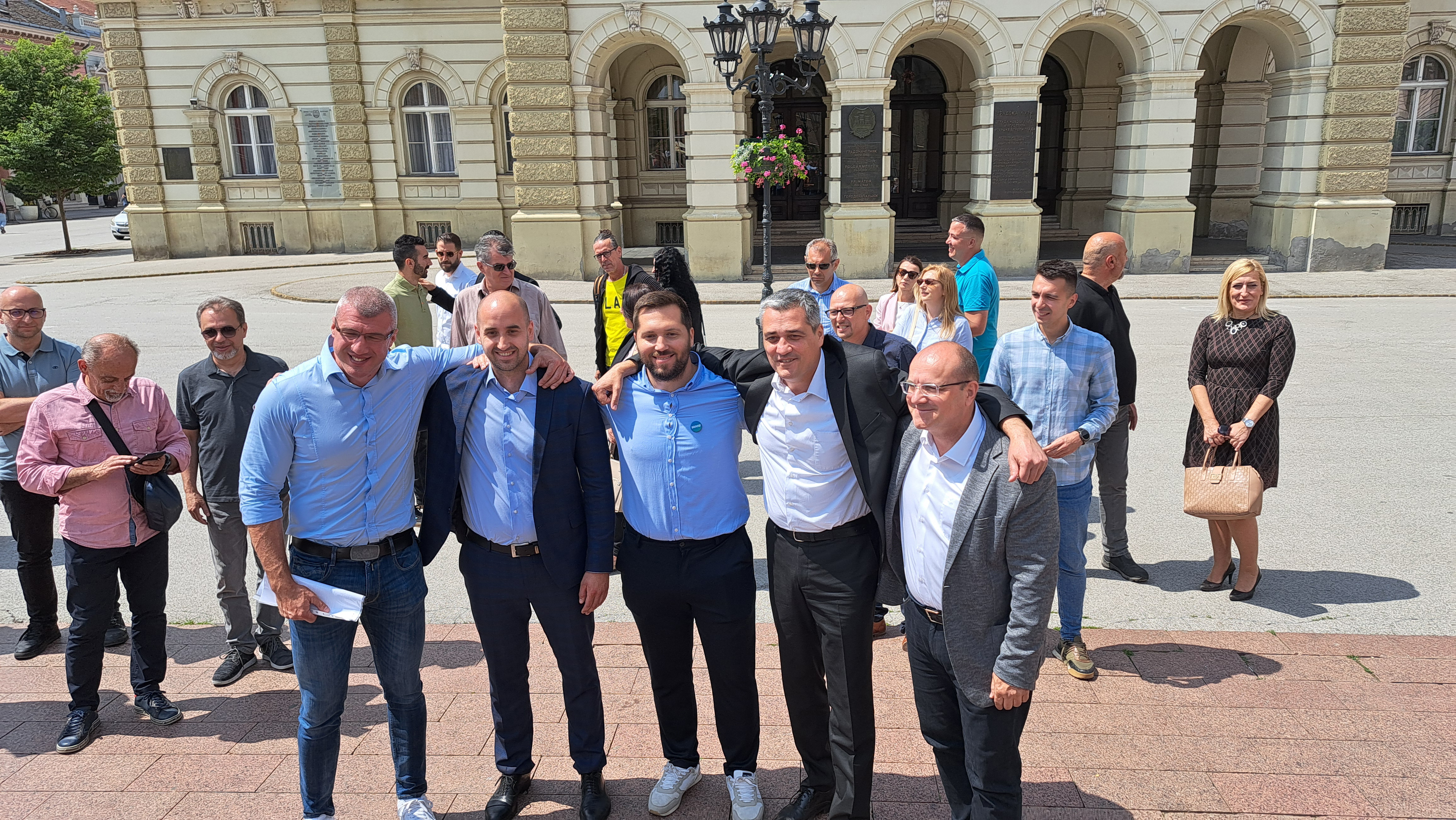 novi sad 29.05.2024  ispred Gradske kuće (Pozorišni trg 1) konferencija za novinare nosilaca liste "Udruženi za Novi Sad" Borislava Novakovića i Miloša Tubića, i prvog sa izborne liste "Savo Manojlović - I ja sam Novi Sad - Kreni promeni" Danila Babića.