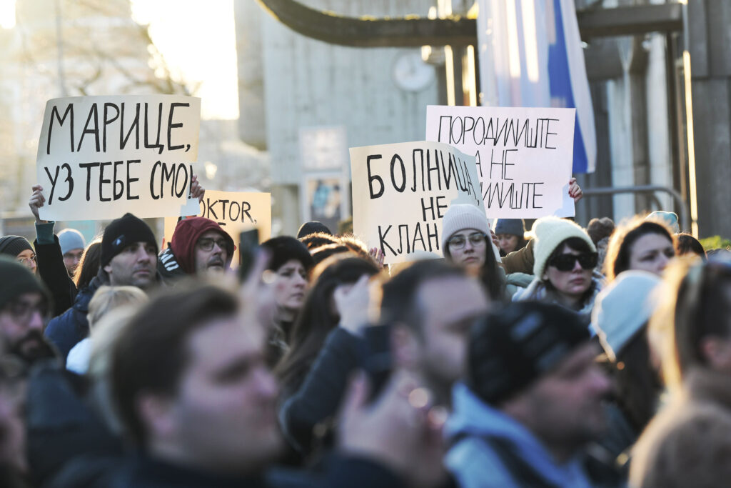 Protest Sremska Mitrovica akuserko nasilje