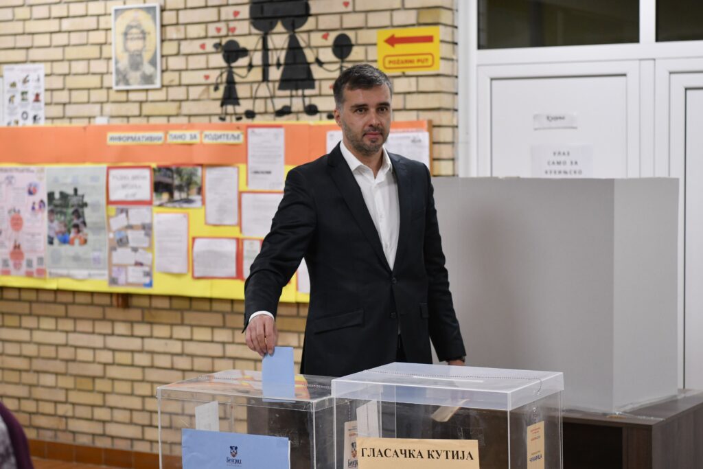 Savo Manojlović glasa na lokalnim izborima u Beogradu