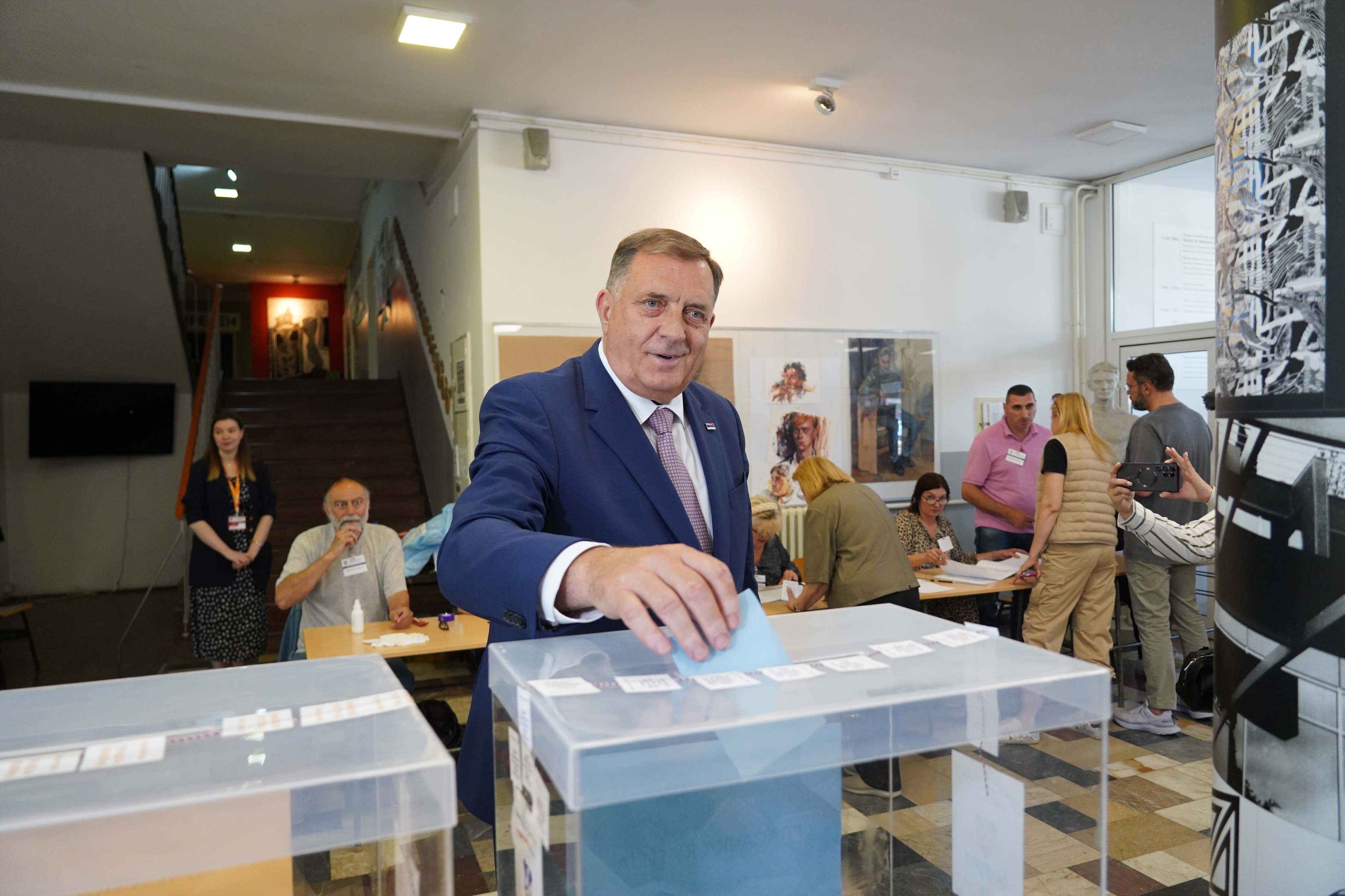 Milorad Dodik, member of the Presidency of Bosnia and Herzegovina, voted at the polling station in the School of Design.Clan Predsednistva Bosne i Hercegovine Milorad Dodik je glasao na birackom mestu u Skoli za dizajn.