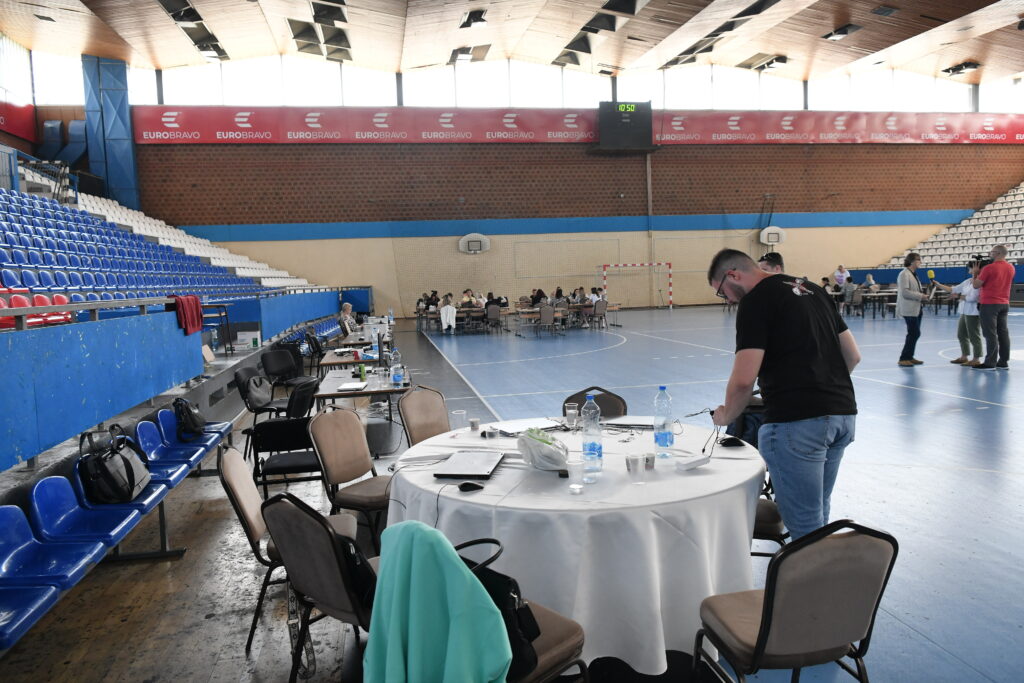 Beograd, 02.06.2024. Lokalni izbori u Srbiji, nepravilnosti, SC Voždovac, Banjica, SNS radni sastanak SNS, skup sns, kol centar, zakup sportskog centra Vozdovac bas na dan izbora Foto: Goran Srdanov/Nova.rs